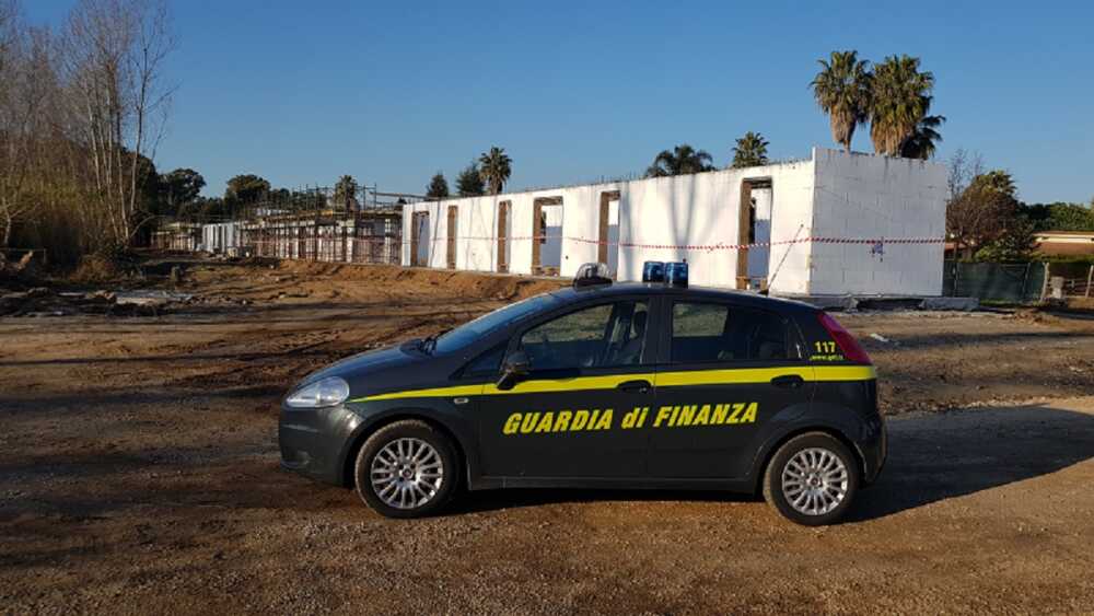 Villini in costruzione sull’area destinata a verde pubblico: intervento dei finanzieri del Roan
