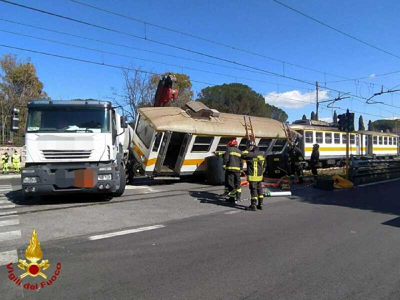 tram cisterna roma pompieri vvf vigili fuoco (1) tram cisterna roma pompieri vvf vigili fuoco (1)