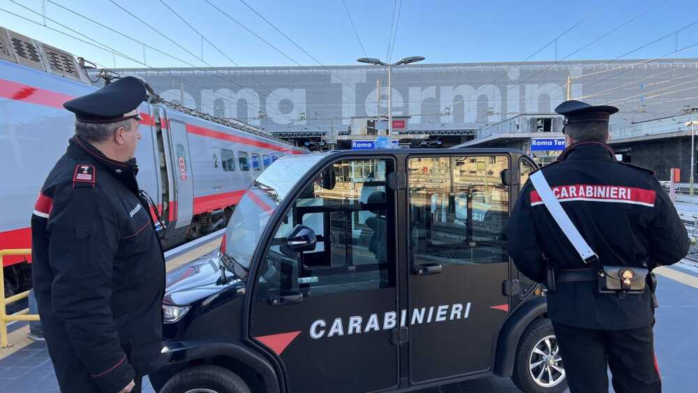 CENTRO – Controlli dei Carabinieri alla stazione Termini (2) CENTRO - Controlli dei Carabinieri alla stazione Termini (1)