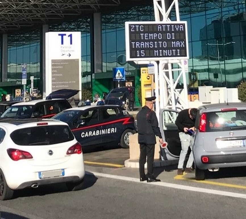 CP AEROPORTI – Controlli dei Carabinieri presso l’aeroporto di Fiumicino (2) CP AEROPORTI - Controlli dei Carabinieri presso l'aeroporto di Fiumicino (2)