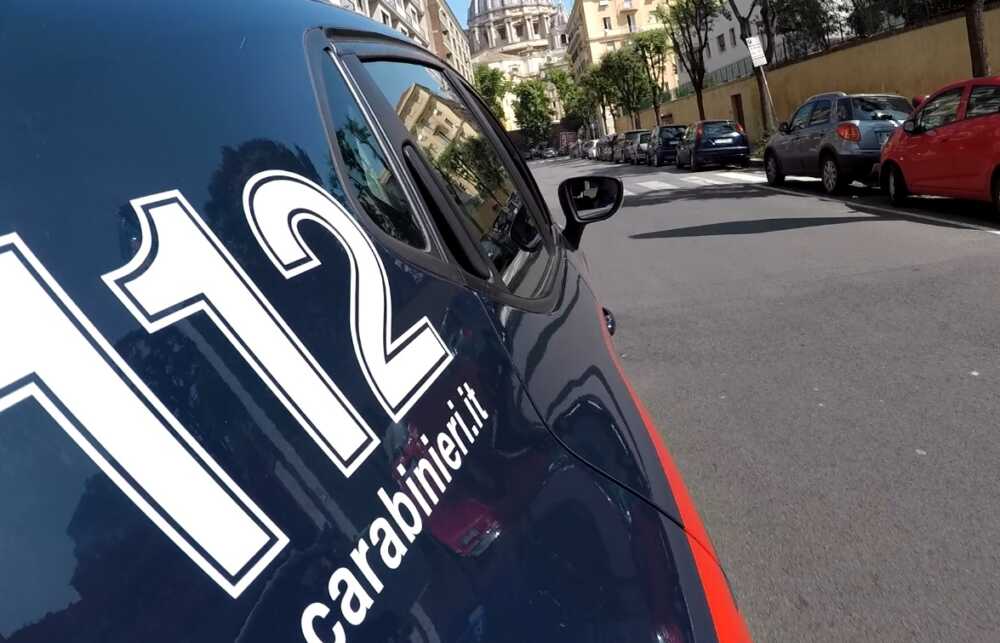 carabinieri SAN PIETRO + NAS – Controlli esercizi commerciali e saltafila (1) carabinieri SAN PIETRO + NAS - Controlli esercizi commerciali e saltafila (1)