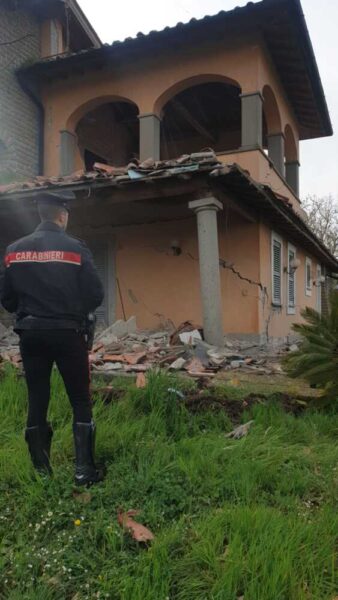 carabinieri villetta esplosione