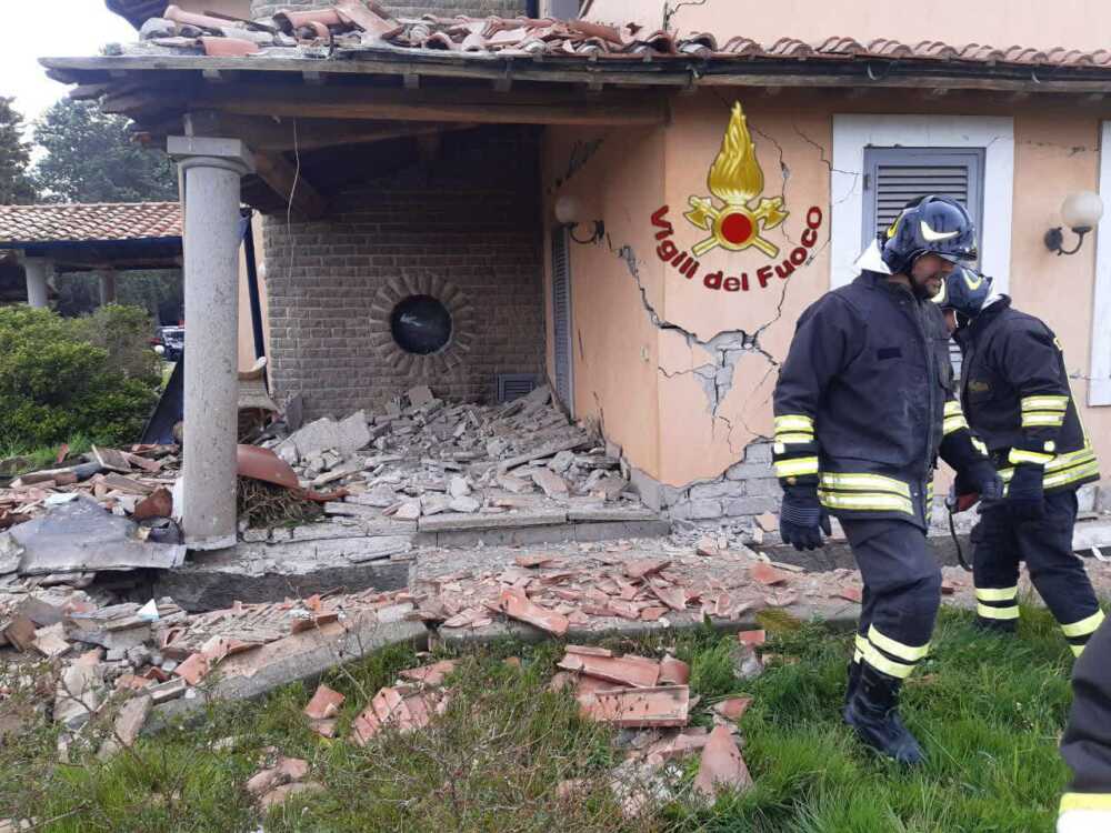 esplosione villetta bracciano vvf vigili fuoco pompieri esplosione villetta bracciano vvf vigili fuoco pompieri