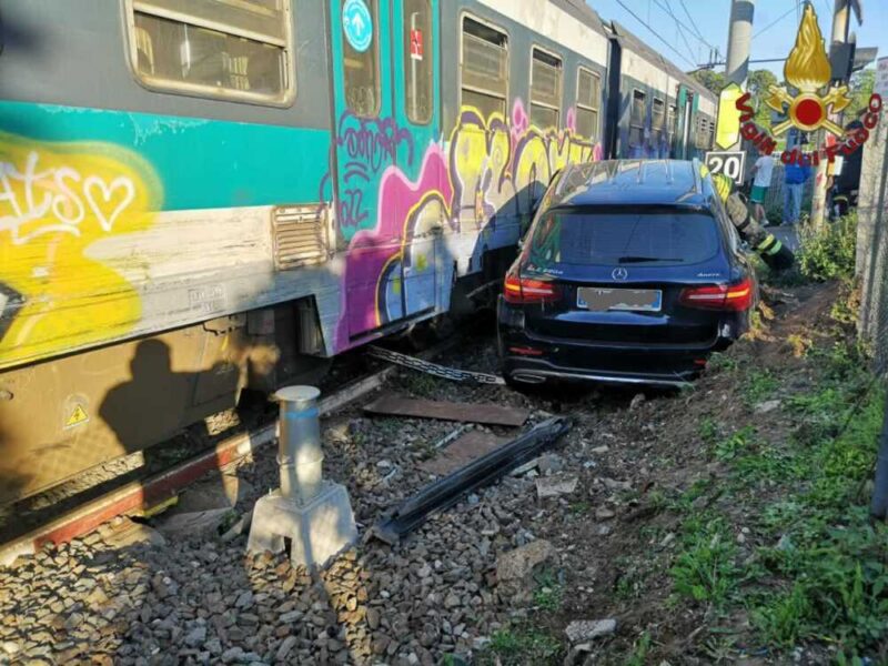 incidente treno auto 