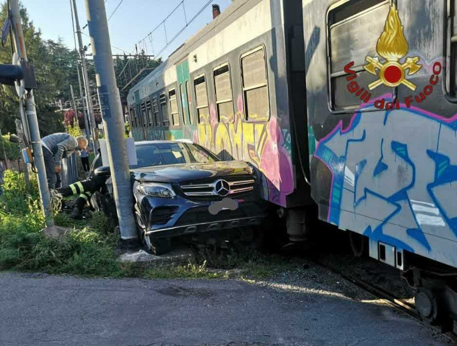 incidente treno auto