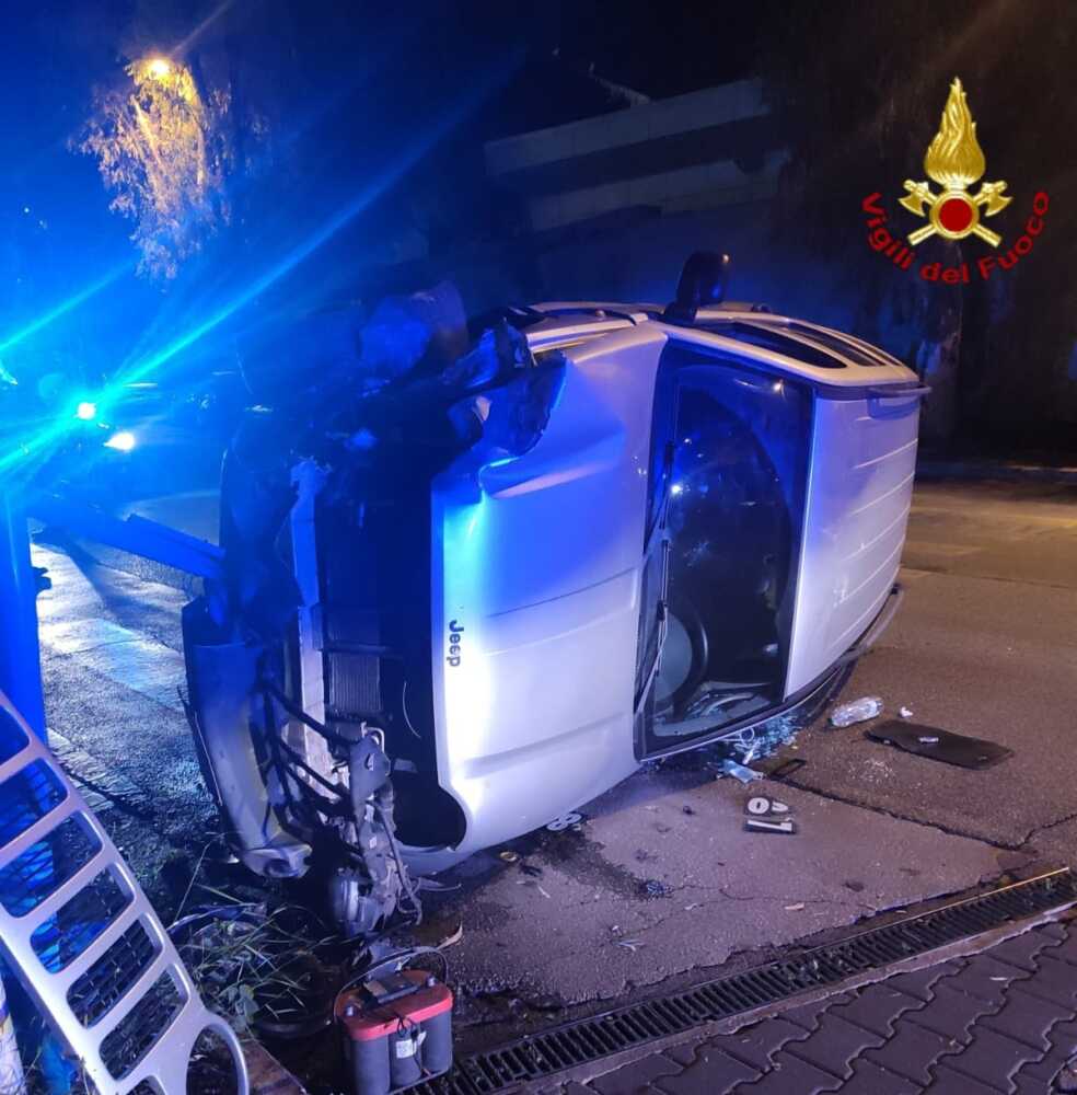 incidente via isonzo civitavecchia auto ribaltata 1