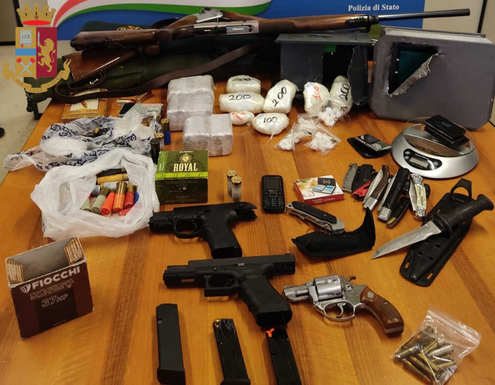 san basilio polizia armi pistole soldi droga san basilio polizia armi pistole soldi droga
