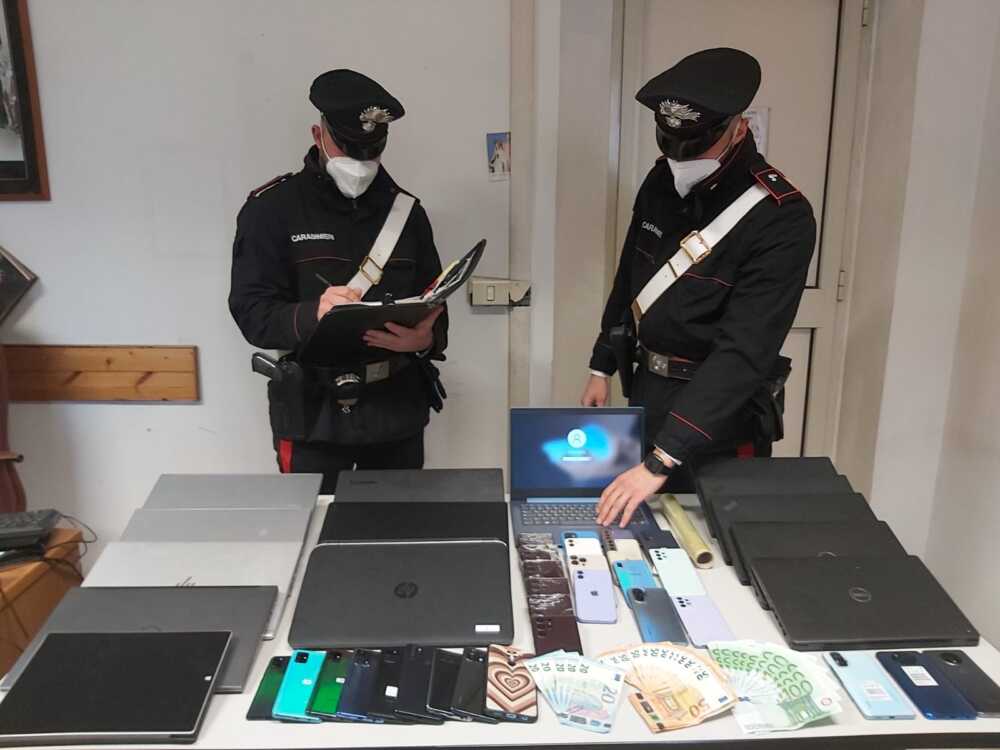 telefoni pc sequestrati dai Carabinieri telefoni pc sequestrati dai Carabinieri