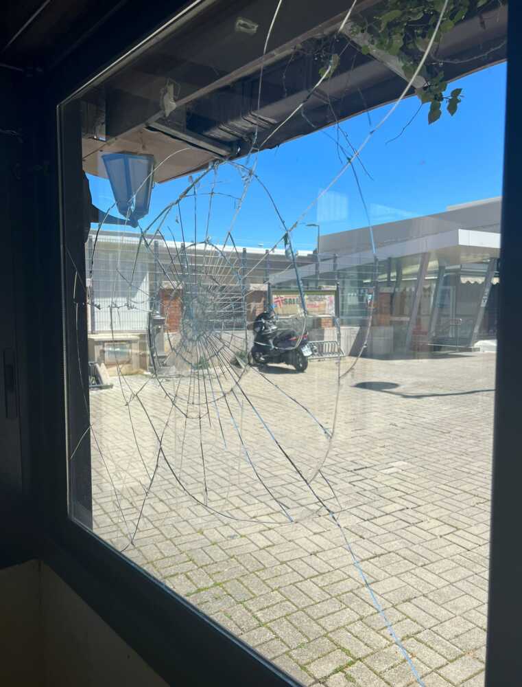 vetro attacco comitato amelia mollica graziano 1 vetro attacco comitato amelia mollica graziano