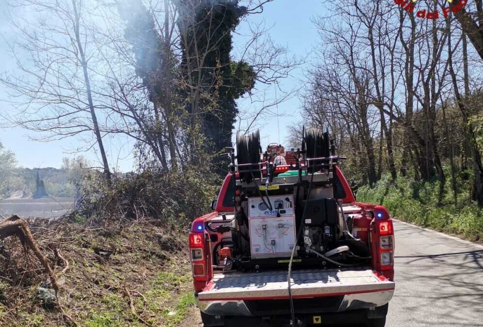 Incendio a Santa Maria di Galeria, pompieri di Bracciano sul posto