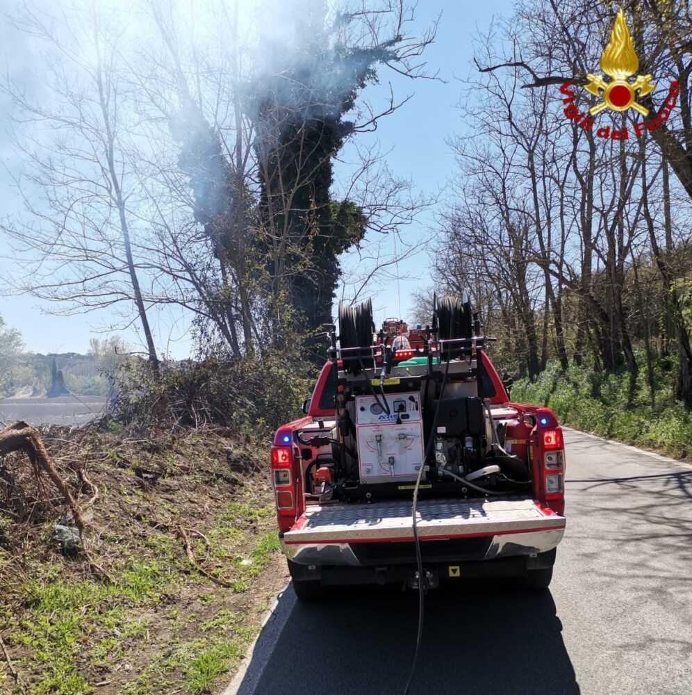 Incendio a Santa Maria di Galeria, pompieri di Bracciano sul posto