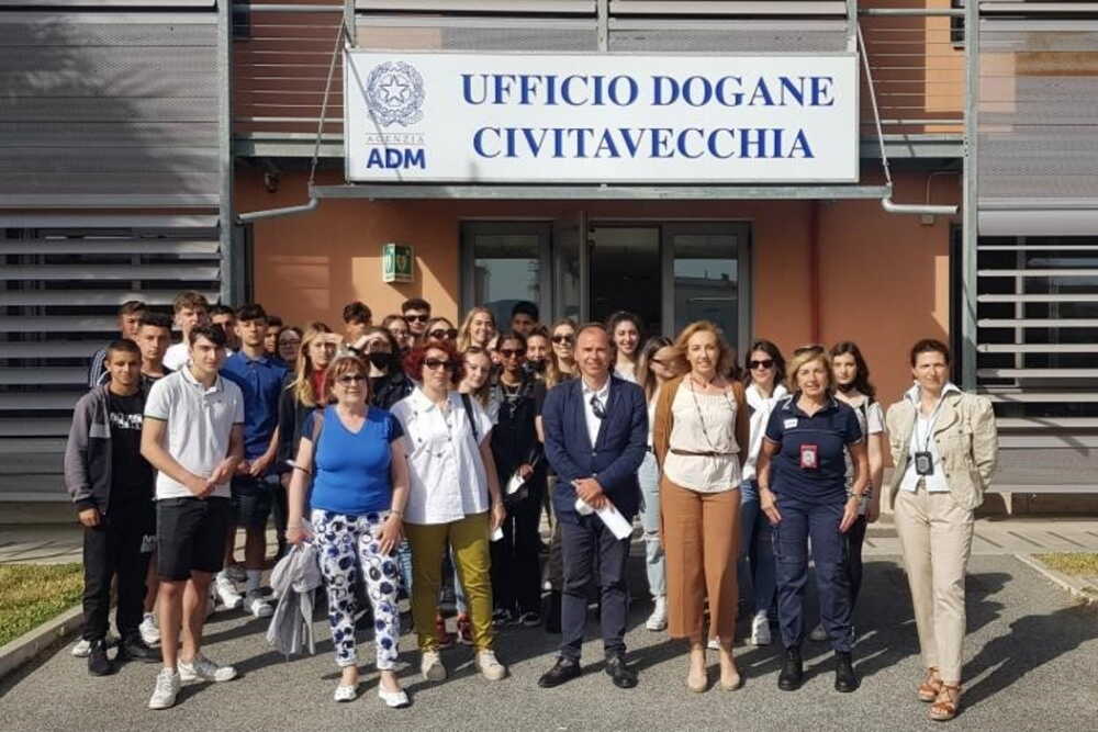 Studenti del Baccelli in visita alle Dogane di Civitavecchia