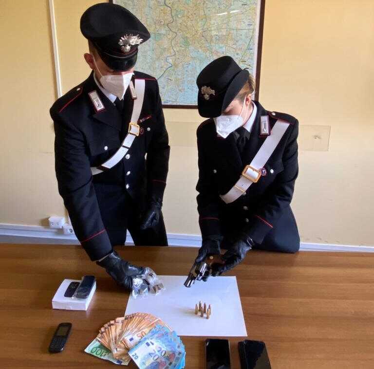 CASILINA – L’arma, la droga e il denaro sequestrati dai Carabinieri (4) carabinieri arma