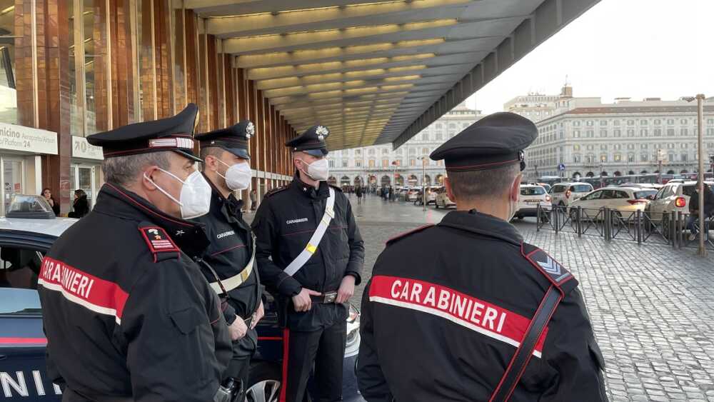 Termini, rapinati due turisti: doppio arresto in flagranza dei Carabinieri