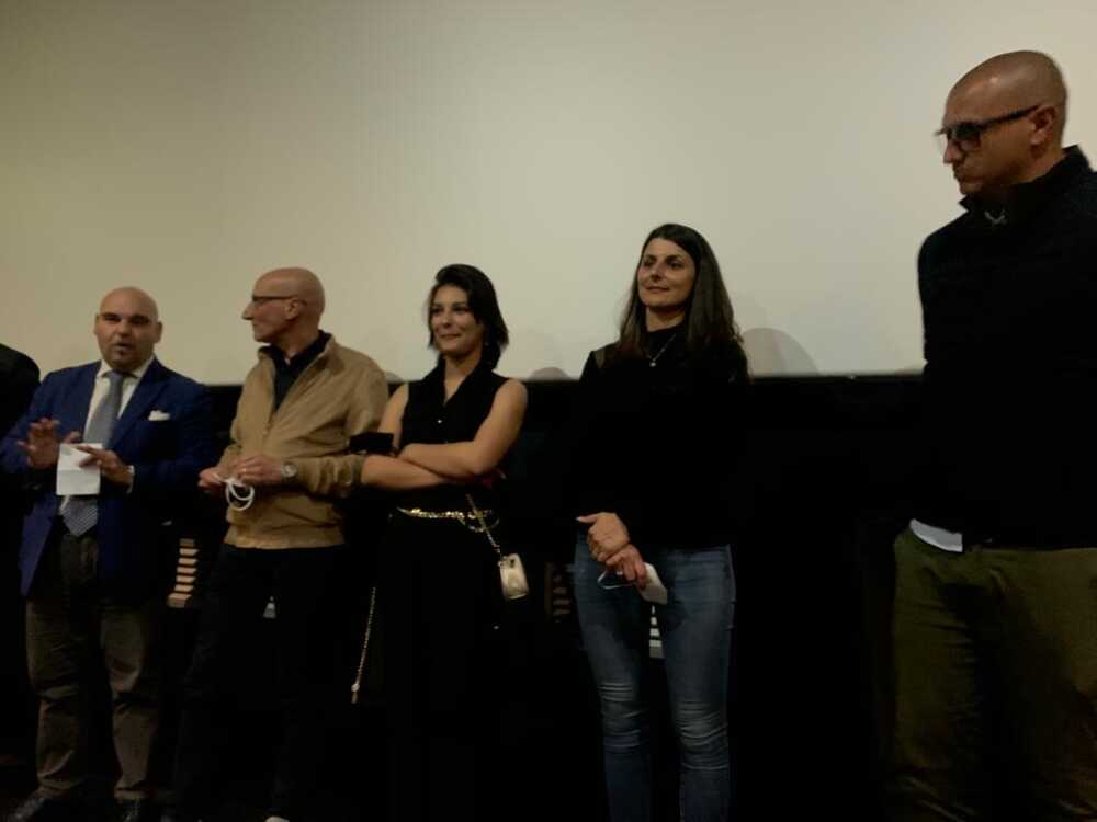 attrice martina fusaro con rappresentanti comune