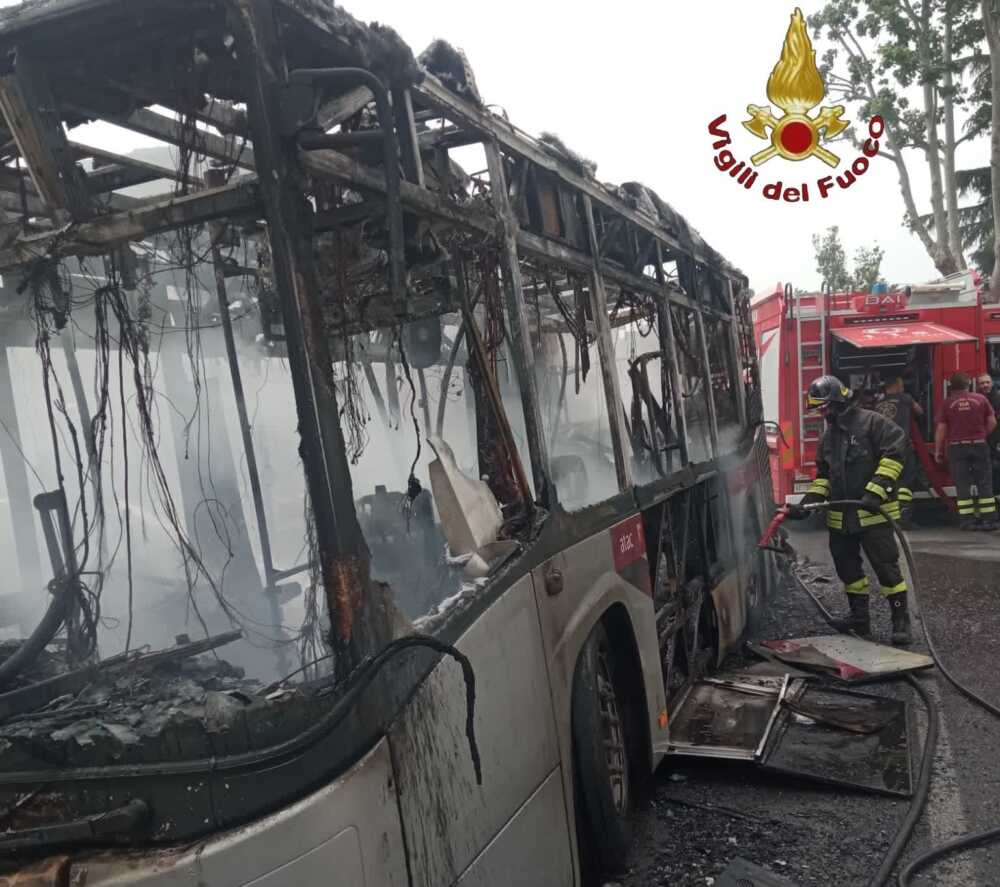 bus fiamme incendiato vvf vigili fuoco pompieri bus fiamme incendiato vvf vigili fuoco pompieri