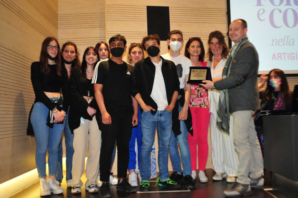 cna forme colori La classe 3ADI premiata da Luca Cristofori cna forme colori La classe 3ADI premiata da Luca Cristofori