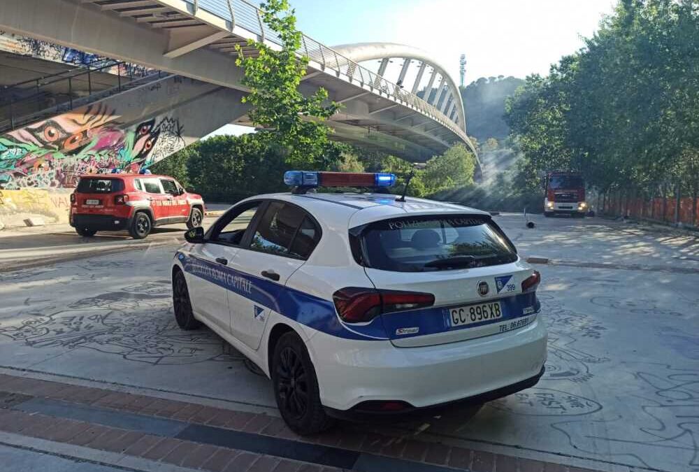 Incendi a Ponte della Musica e alla Magliana, sul posto Roma Capitale