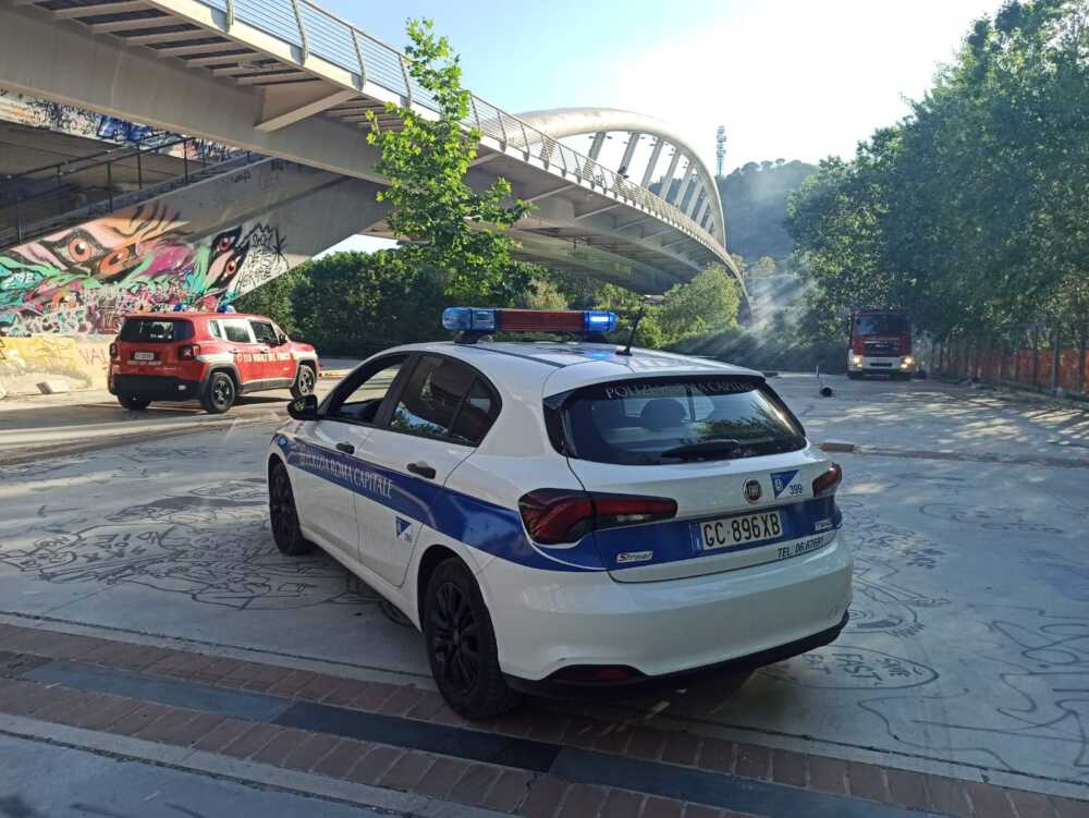 incendio intervento POnte della Musica municipale roma capitale (2) incendio intervento POnte della Musica municipale roma capitale (1)