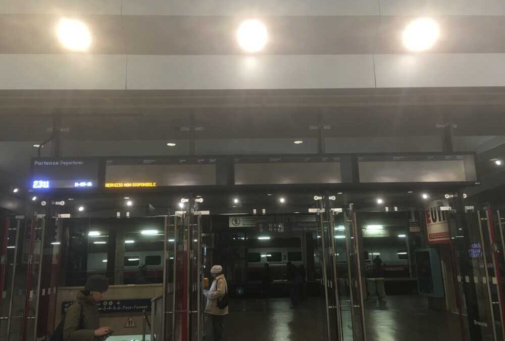 Monitor nelle stazioni in aggiornamento: spenti dalle 22 di sabato alle 6 di domenica