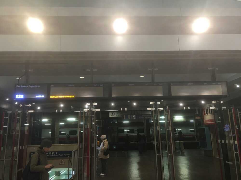 monitor-spento-stazione 2