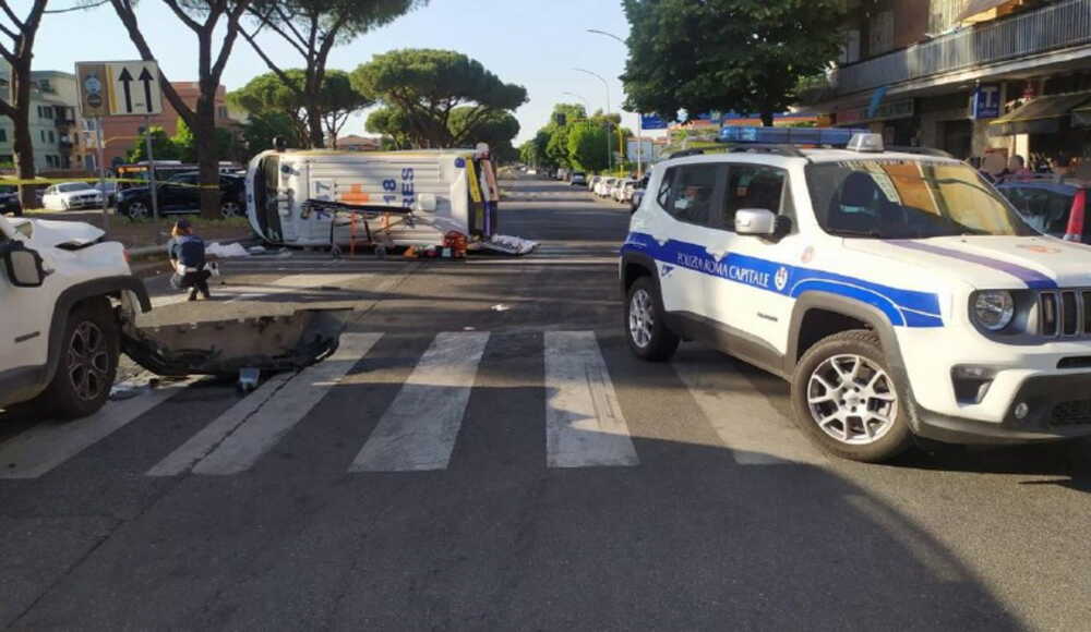 Incidente con l’ambulanza che si ribalta sulla Togliatti: tre feriti, nessuno era a bordo