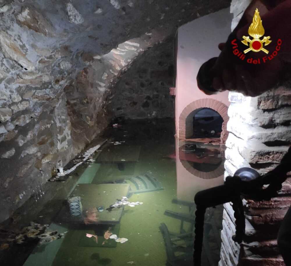 negozio allagato ghetto civitavecchia (1) negozio allagato ghetto civitavecchia (2)