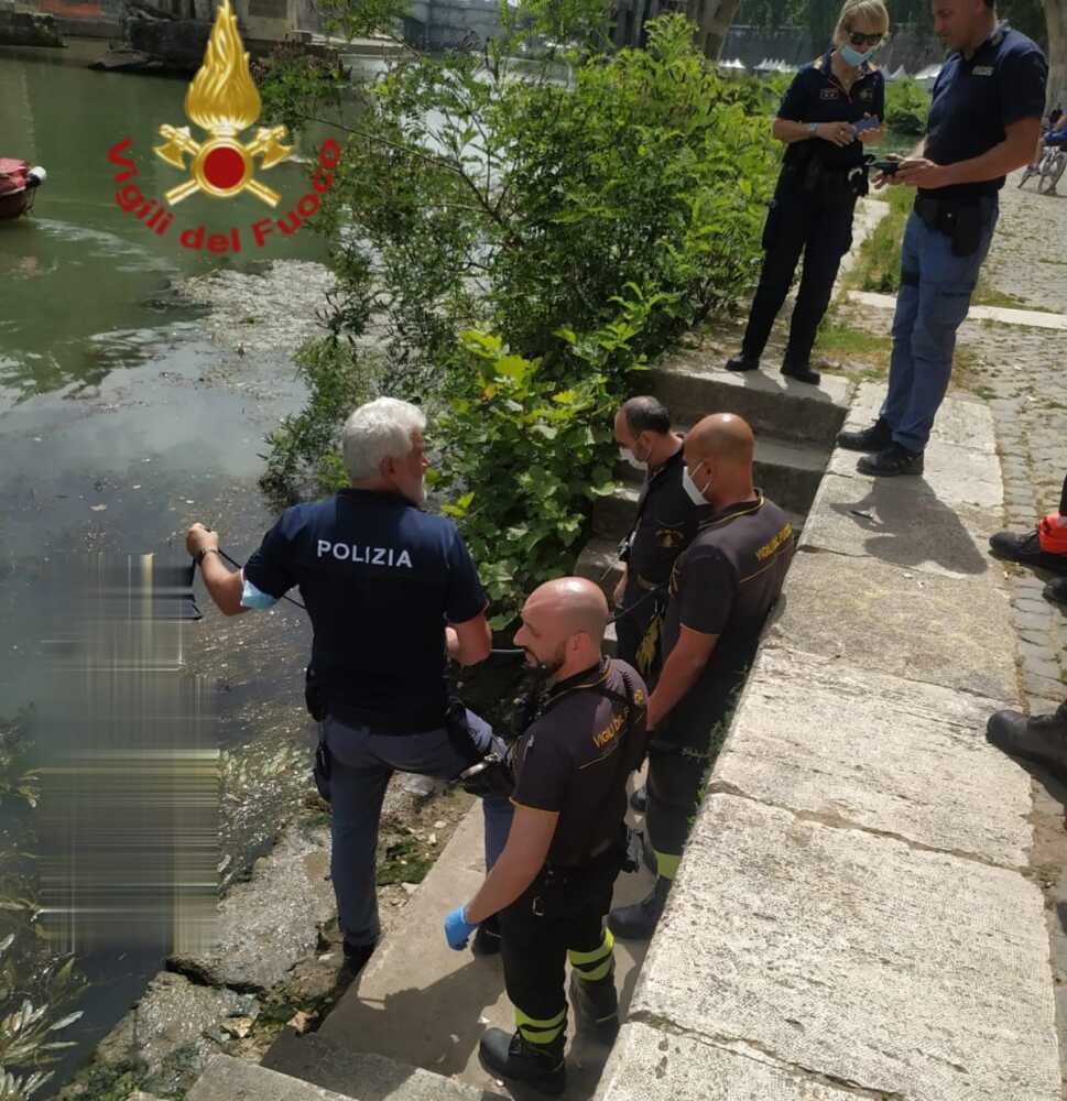 polizia vigili fuoco vvf pompieri tevere polizia vigili fuoco vvf pompieri tevere