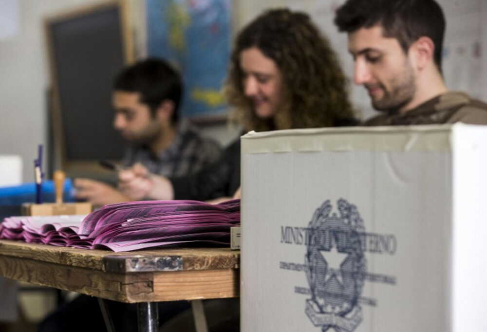 urne elezioni voto giovani scrutatori