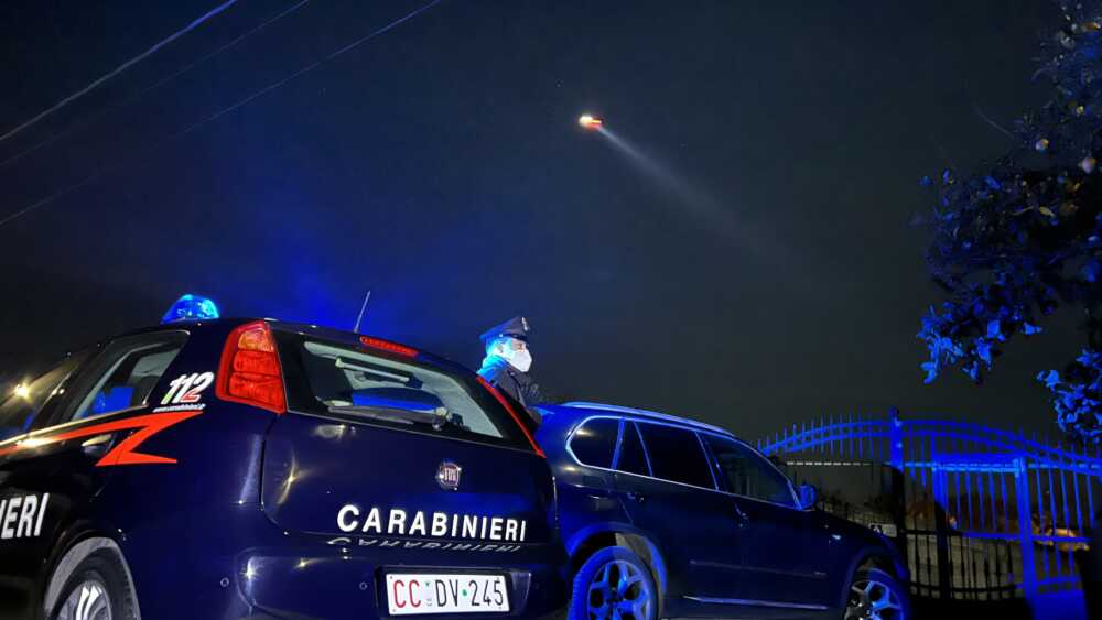 Un momento dell’operazione dei Carabinieri di Velletri carabinieri notte