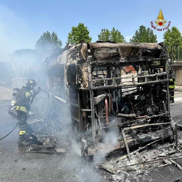 bus fiamme vvf vigili fuoco pompieri 1