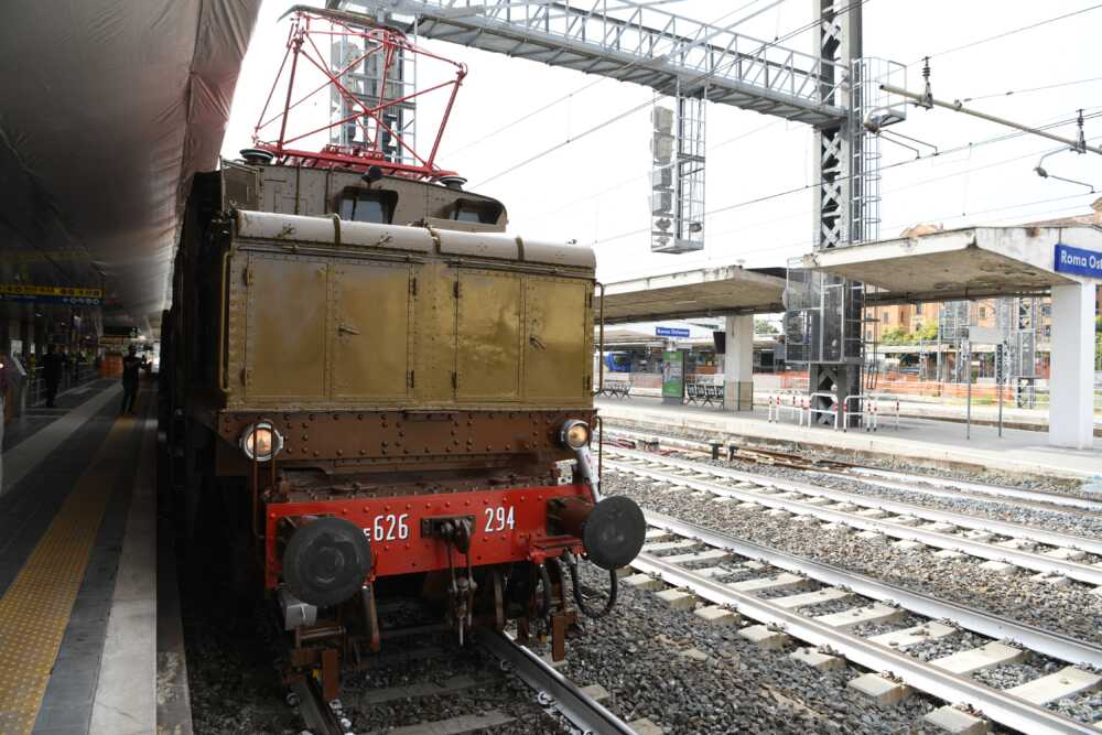 Un francobollo dedicato ai cento anni della locomotiva elettrica