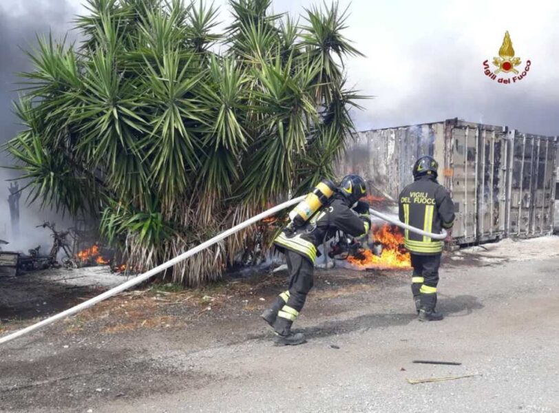 incendio container vvf vigili fuoco pompieri