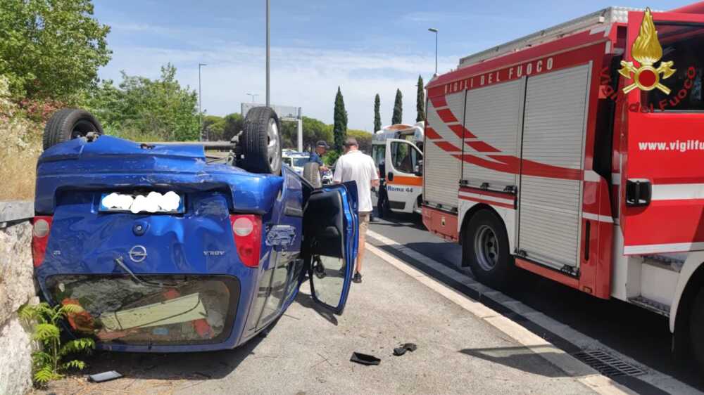 incidente auto ribaltata vigili fuoco pompieri vvf incidente auto ribaltata vigili fuoco pompieri vvf