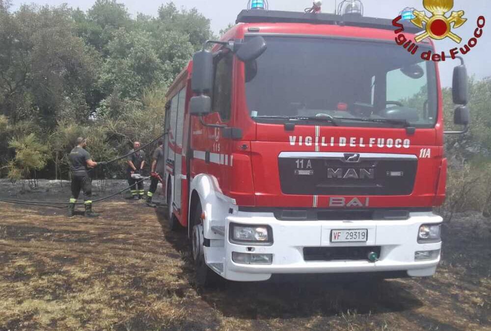 Maxi incendio a Cesano, evacuate diverse abitazioni