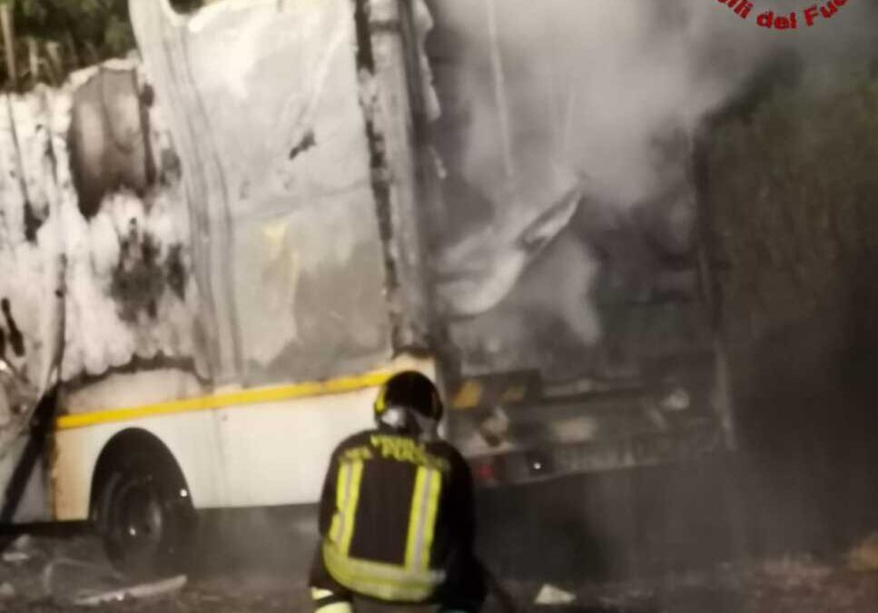 Brucia un rimorchio per cavalli a Bracciano