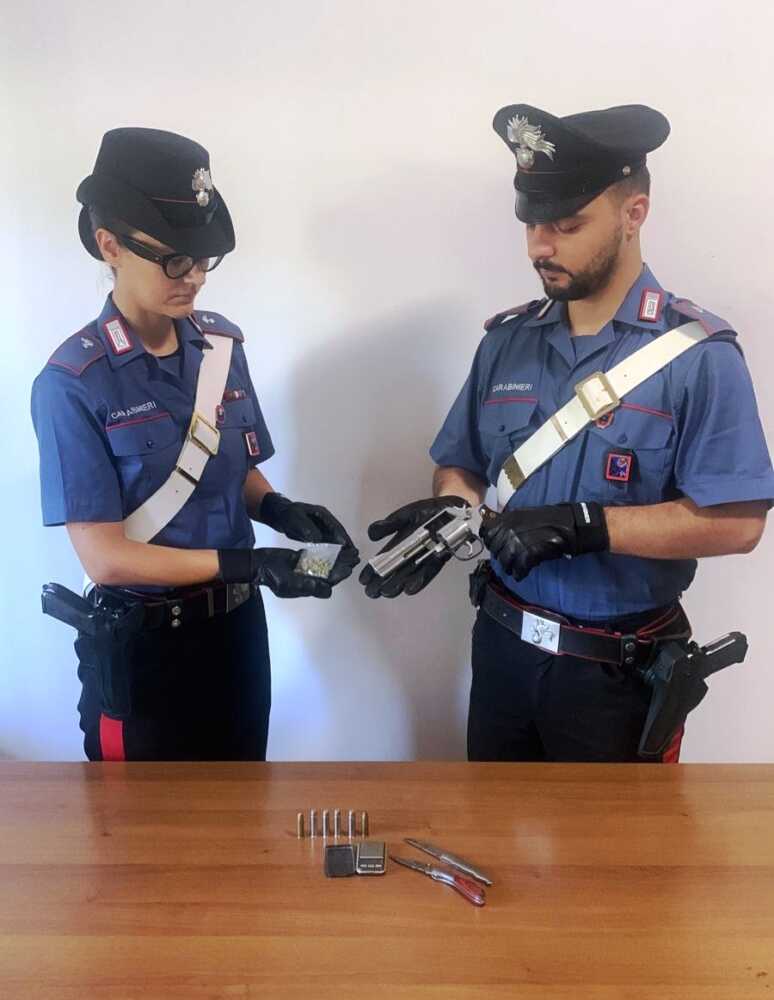 CASSIA - L'arma sequestrata dai Carabinieri