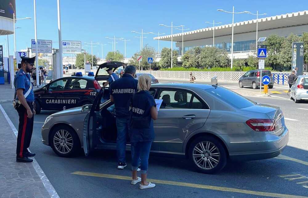FIUMICINO - Controlli NCC carabinieri (2)