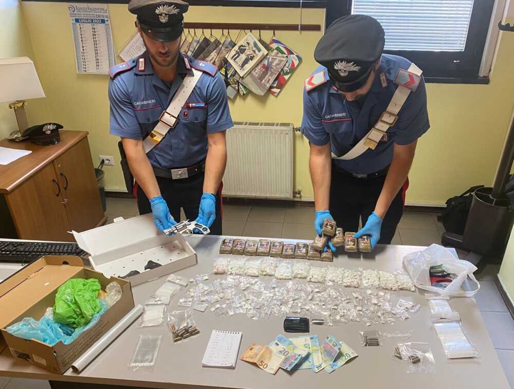 FRASCATI – La pistola e la droga sequestrate dai Carabinieri (1)