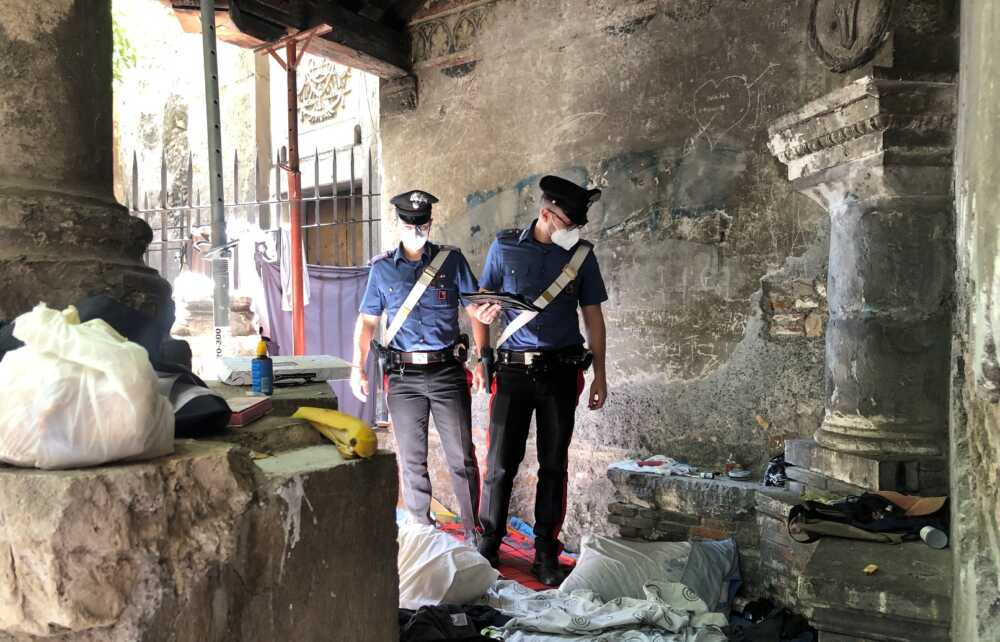 I Carabinieri sgomberano il monumento funerario sito arhceologico piazza fiume I Carabinieri sgomberano il monumento funerario sito arhceologico piazza fiume