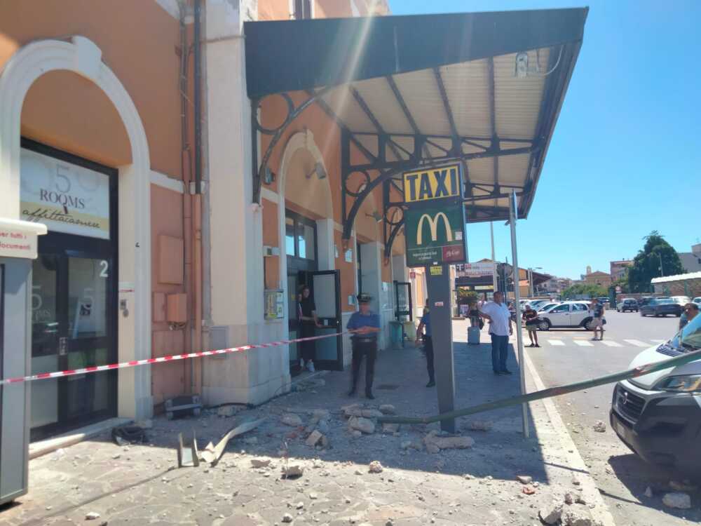 crollo stazione civitavecchia carabinieri