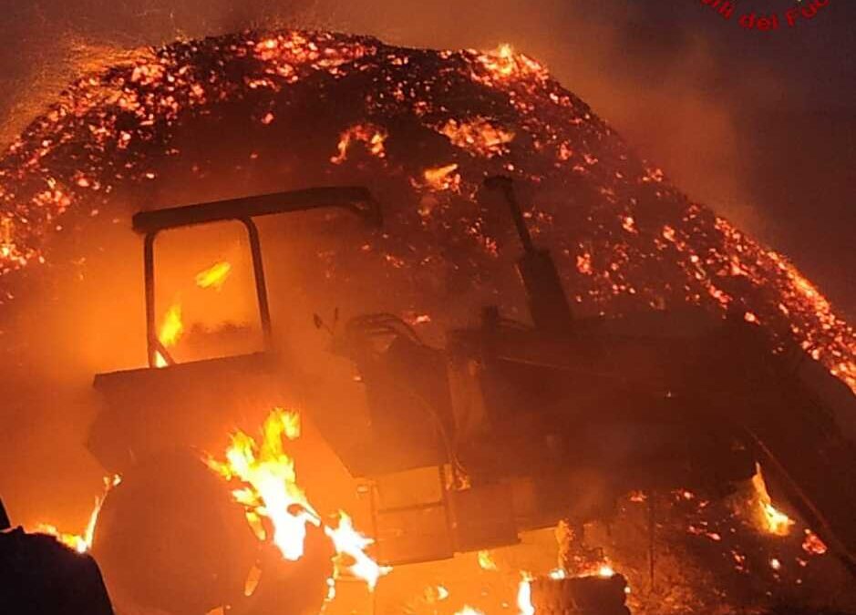Fiamme nella falegnameria sulla Braccianese, pompieri e Prociv al lavoro