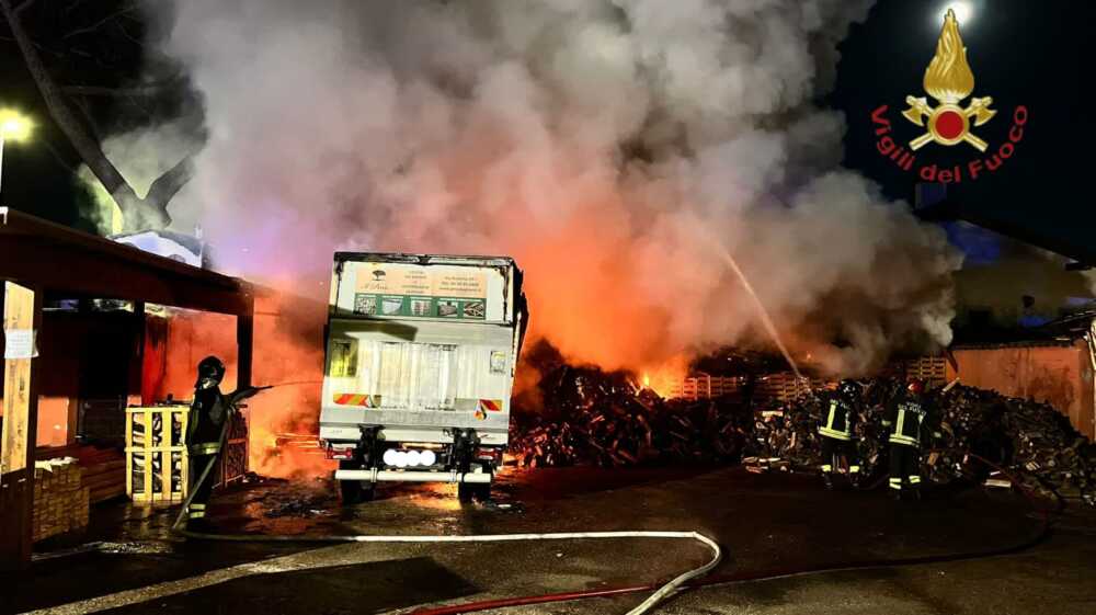 incendio falegnameria vvf vigili fuoco pompieri 2