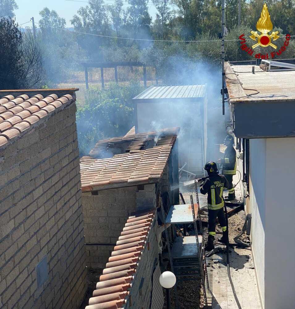 incendio via fontanatetta civitavecchia vvf vigili fuoco pompieri 1 incendio via fontanatetta civitavecchia vvf vigili fuoco pompieri 1