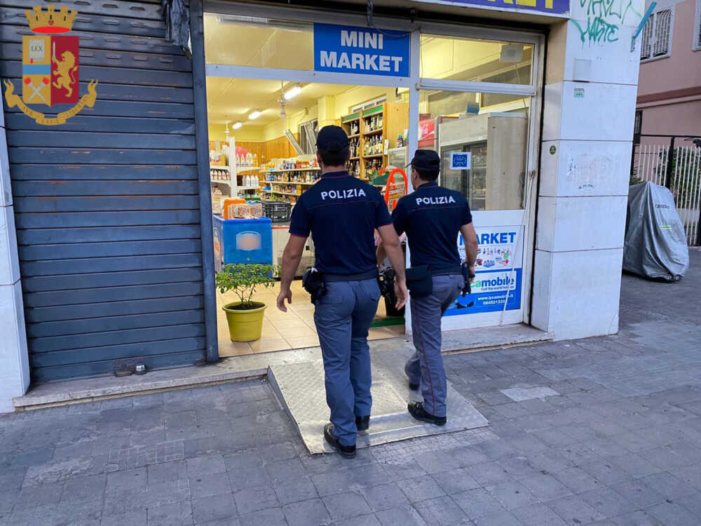 polizia minimarket alimentari (1) polizia minimarket alimentari (1)