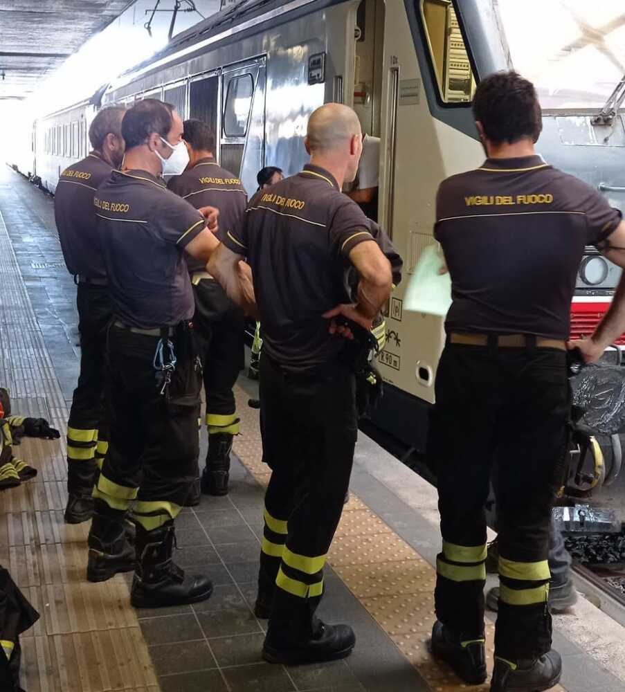 pompieri vvf vigili fuoco pompieri termini treni 2