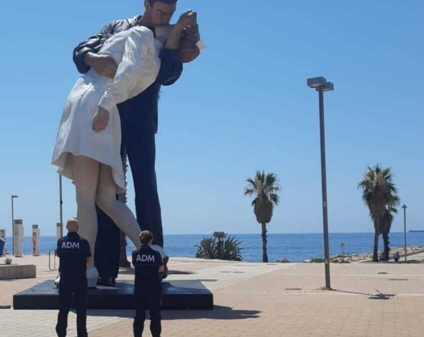 Statua del Bacio, le Dogane di Civitavecchia: “Parte attiva nell’installazione”