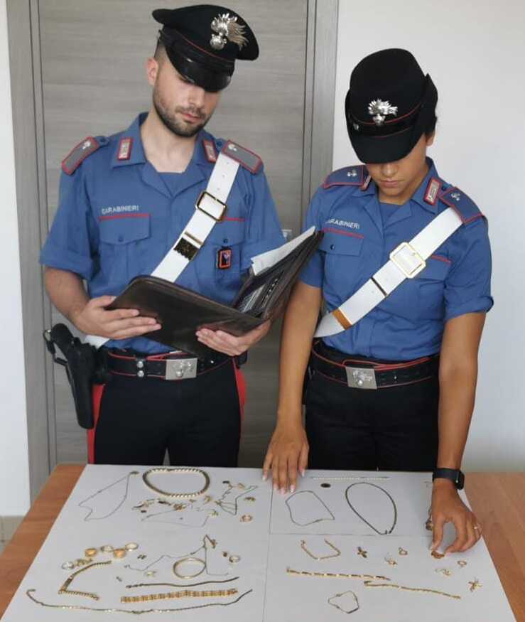 CIVITAVECCHIA – I gioielli recuperati dai Carabinieri CIVITAVECCHIA - I gioielli recuperati dai Carabinieri