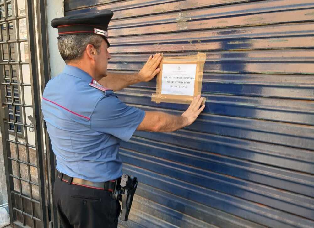 I Carabinieri mentre appongono i sigilli (1)