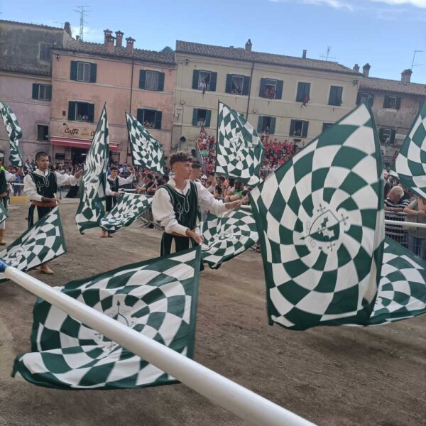 Palio Allumiere 2022 sbandieratori la bianca